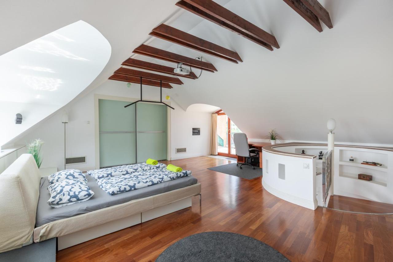 Penthouse With Free Parking And Free Bikes, Wellness 8 Min Walk Apartamento